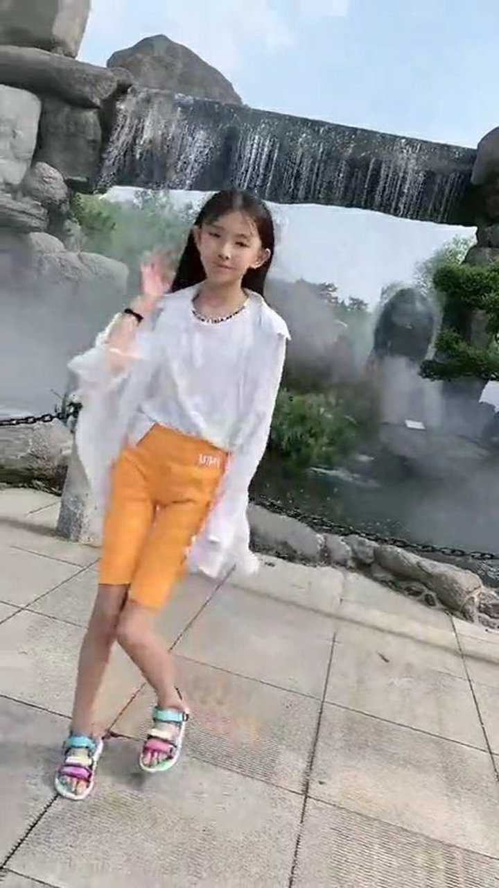 宋小睿跳dj舞蹈旧梦一场一双大长腿十分显眼太迷人了