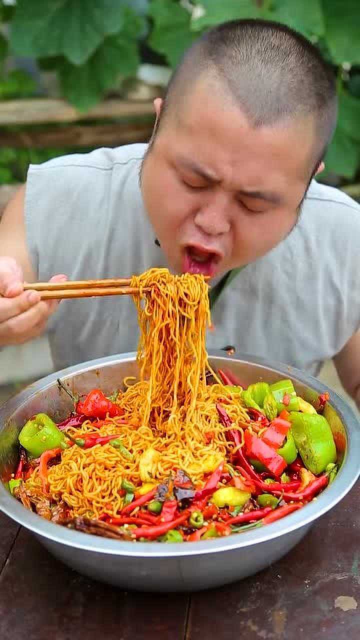 大盆爆辣火鸡面,吃起来太爽了,吃不了辣椒的千万不要看!