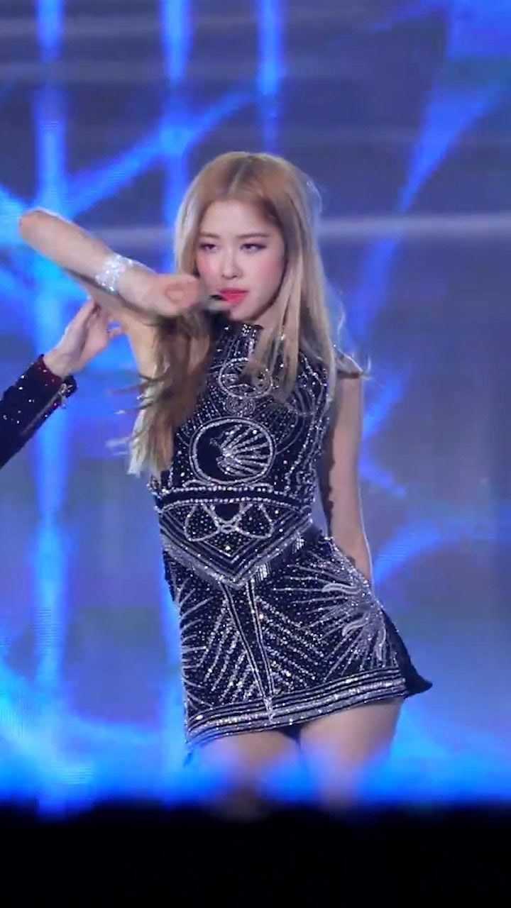 rose穿超短裙跳舞动作不宜太大结果却让人看的很尴尬