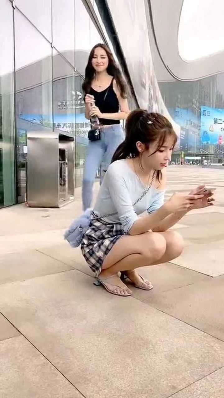 现在的小姐姐太调皮了把闺蜜都整尿裤子了哈哈