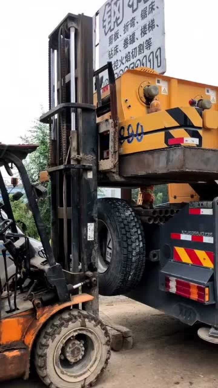 这吊车配重跟闹着玩一样这样装上能安全吗简直就是胡闹