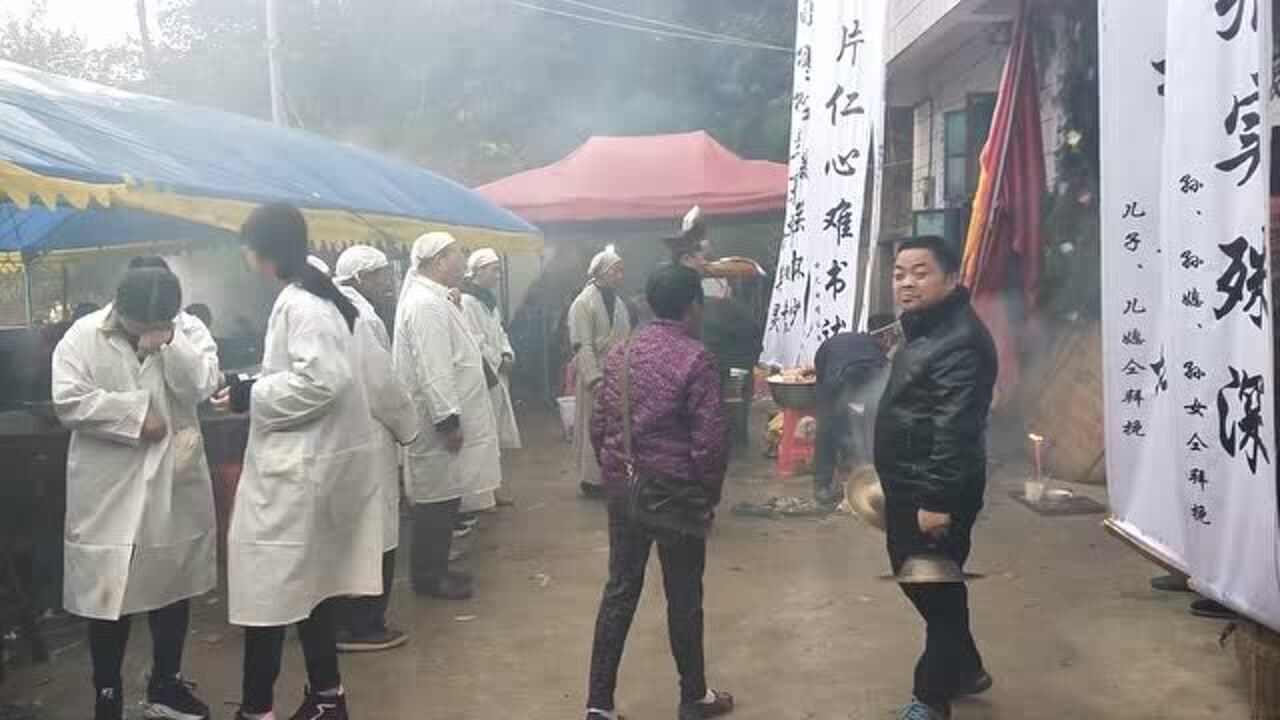 湖南农村办白喜事这场丧事办得很隆重现场还舞起了狮子