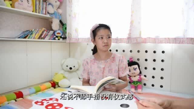 舔手指的习惯,可能代表着某种仪式