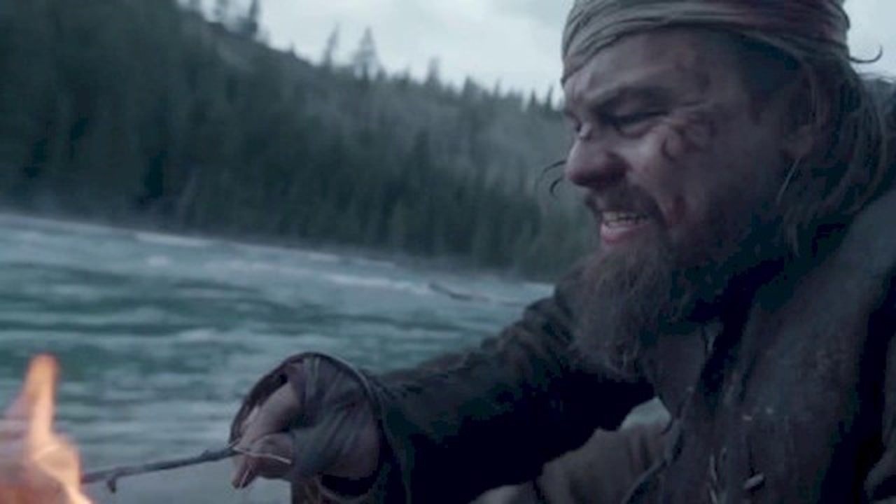 荒野猎人为了活下去猎人点燃了火药涂在伤口上止血