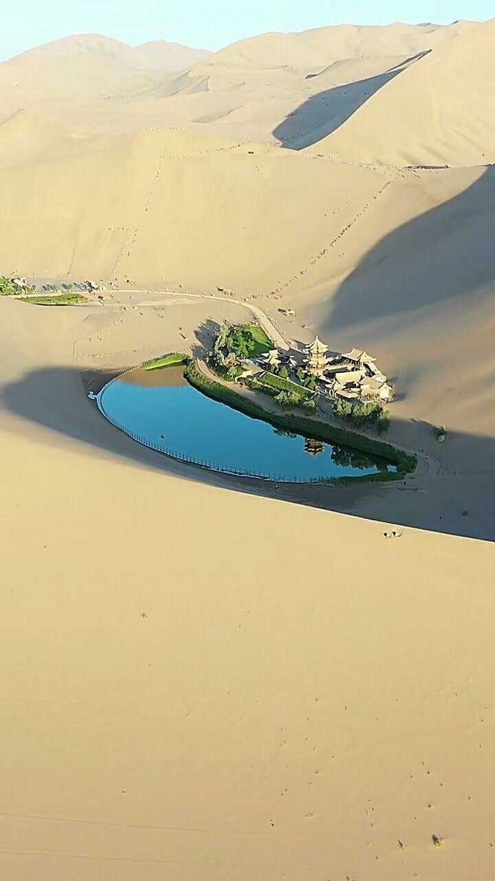 甘肃沙漠中的月牙湾这水来自于沙漠