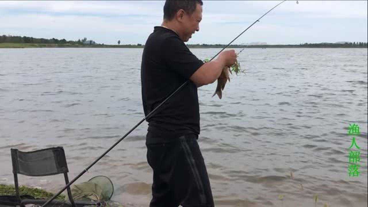 海竿盘钩钓野生大鲫鱼新装备确实好用也有它的缺陷