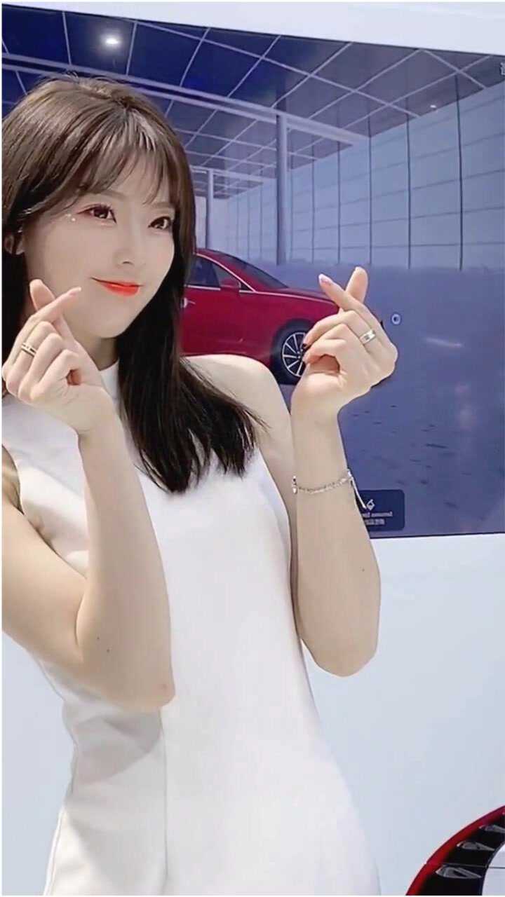 爱比心的小姐姐看得出来很甜美