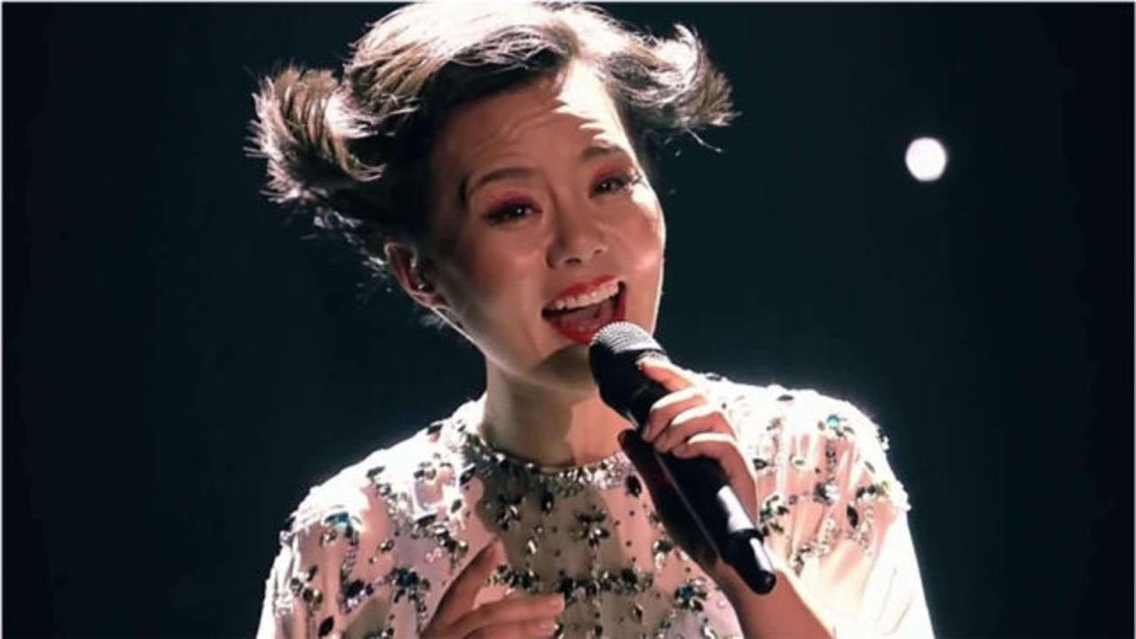 龚琳娜现场演唱神曲自由鸟歌声独特震惊全场