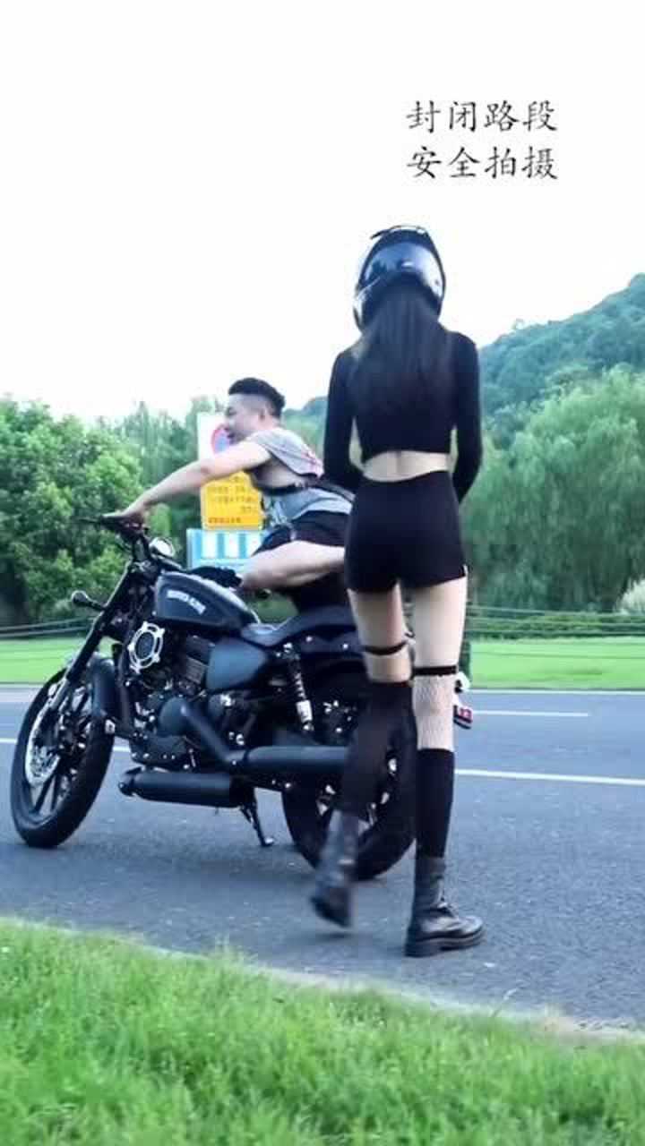 你们要看的长腿跨车来了机车小姐姐女骑哈雷大长腿