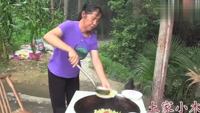 小木家今天饭菜丰盛,老妈用虫草花红烧土猪肉,这种做法真是罕见