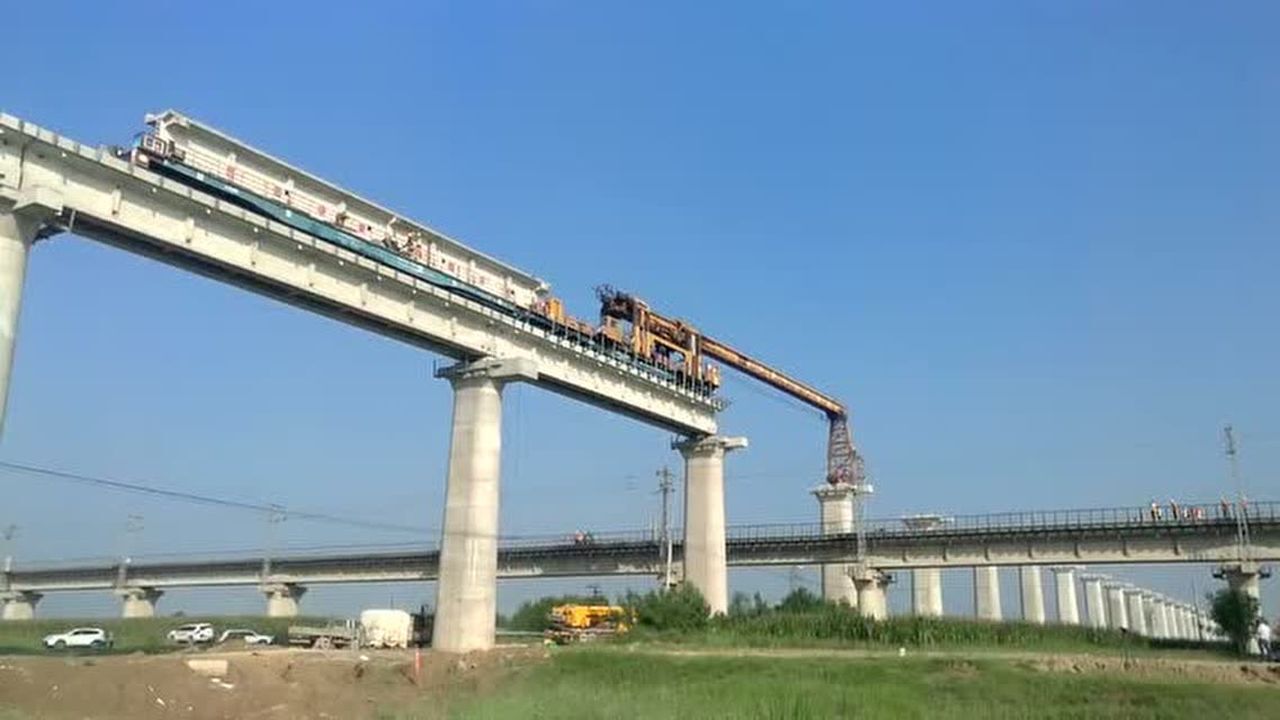 黄大铁路上跨邯黄铁路铺架施工顺利完成