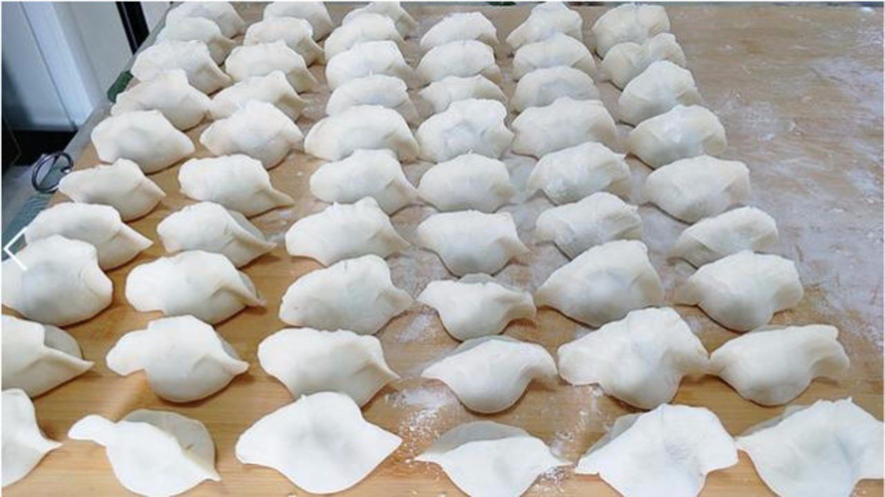 二美用酸菜包挤饺子,一下就捏上,薄皮大馅简单好看,1个都不坏