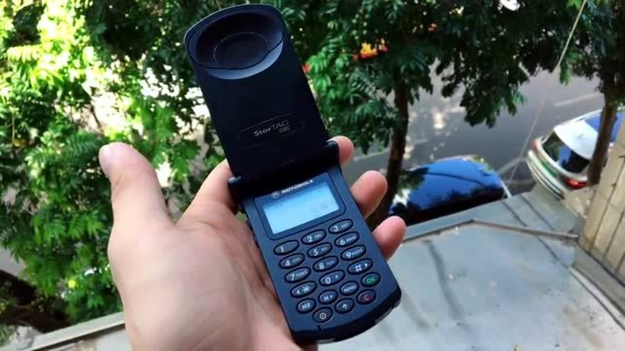 1999年上市的掌中宝翻盖手机,摩托罗拉无限怀旧的经典,手感还是那么好