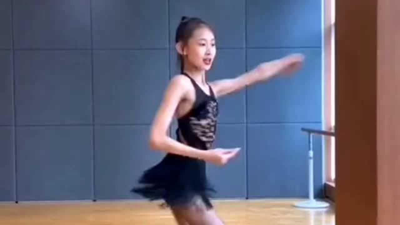 13岁女孩跳拉丁舞好美，舞姿动作妖娆妩媚，气质这块拿捏得相当到位！_高清