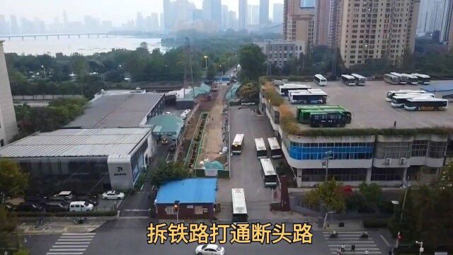 拆铁路打通路# 尚隆路穿过老武九铁路连接烟霞路,已经拆除铁路打通了,正在收尾施工中.内、外沙湖公园方便了.