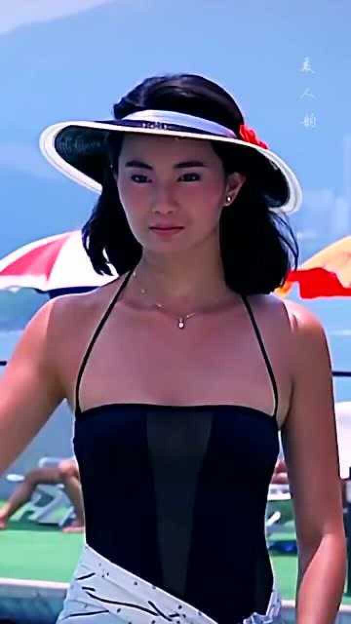 张曼玉在海边穿泳装年轻时的张曼玉真是清纯玉女
