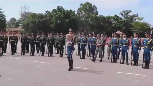 兵哥哥向妻子求婚现场,同事围城圆形的样子,寓意圆圆满满的意思!