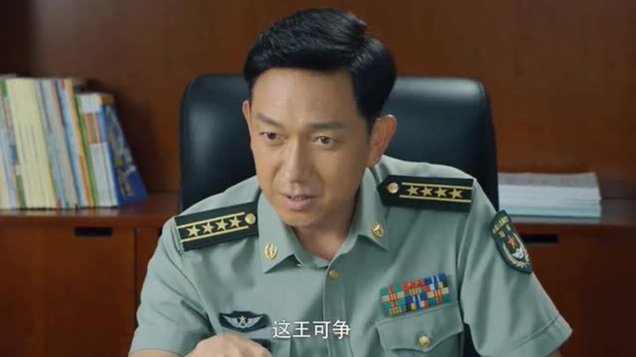 蓝军出击褚战刚接受采访一通捯饬梳的油光锃亮的真是太搞笑了