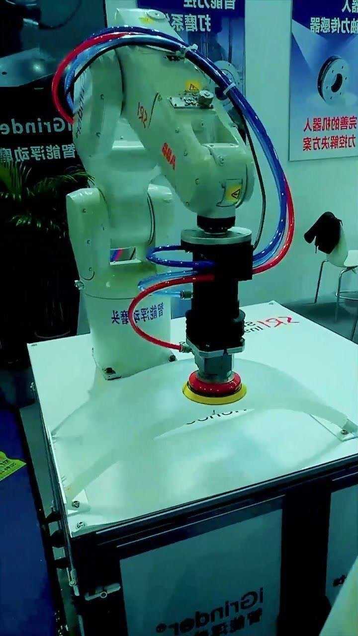 自动化智能打磨机械臂一台机器就让5个工人失业高科技害人啊