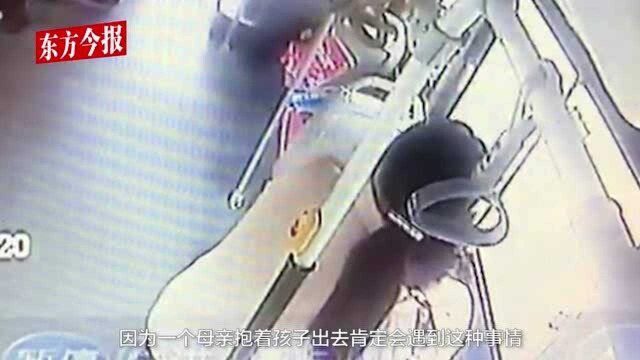 婴儿公交车上哭闹不止身旁妈妈喂奶尴尬,陌生女子拿出衣服:我帮你挡着