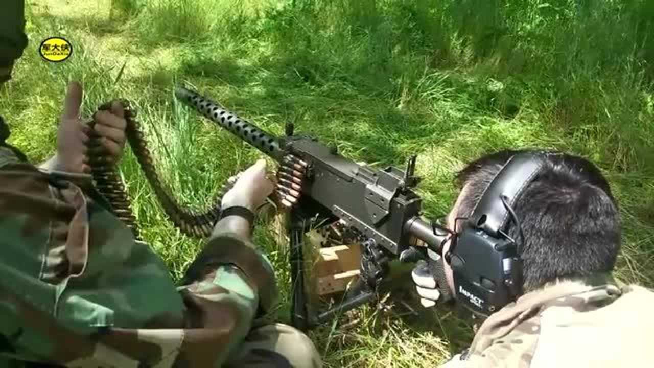 913采用弹链供弹的勃朗宁m1919a4式重机枪靶场实弹射击评测