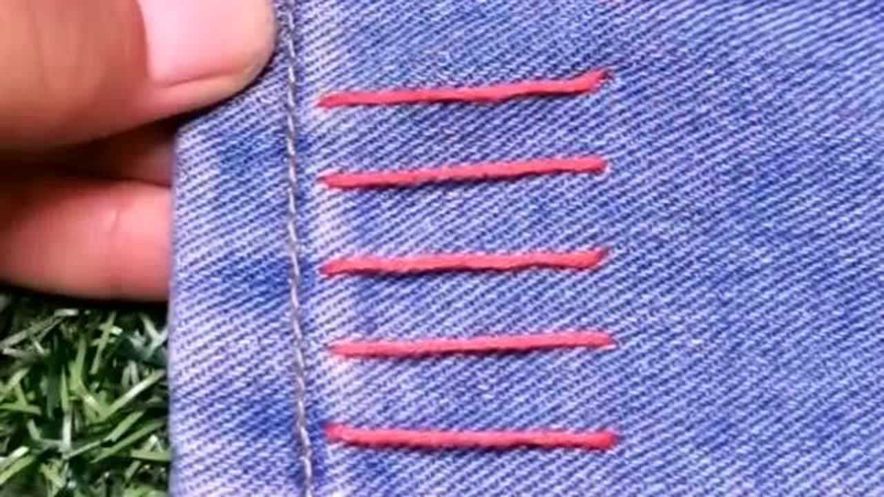 裤腿长了,根本就不用剪掉,隐形针法缝两针,一拉就是奇迹!