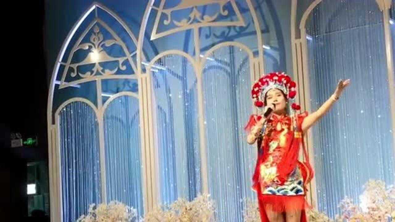 婚礼女司仪多才多艺,现场为新人演唱《女驸马》,气质拿捏得很到位!_腾讯视频