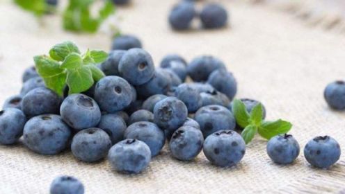 蓝莓营养丰富，常给孩子吃，身体会出现这4个改善，再贵也要买给孩子