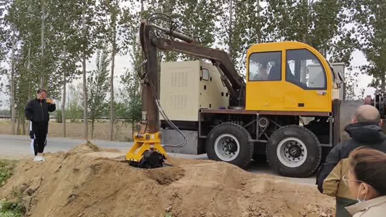 润沃机械土路肩摊铺机,路肩培土机试机现场!