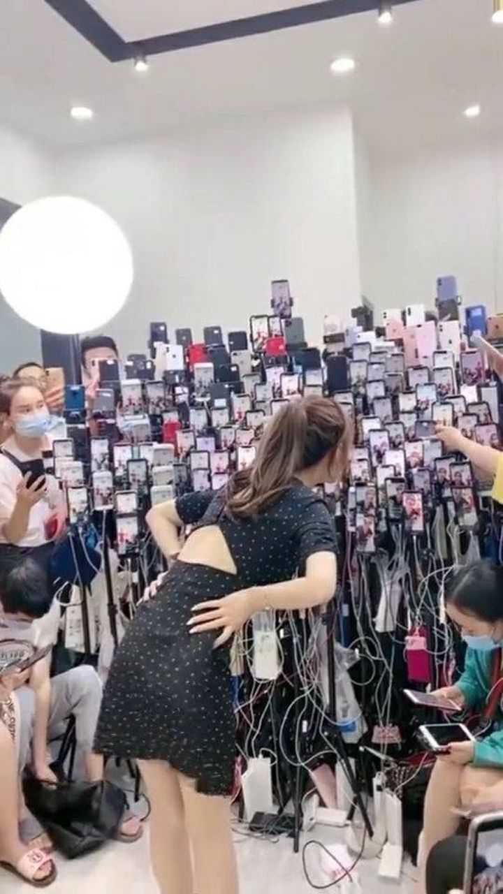实拍直播现场一天几百部手机同时直播到底能赚多少钱呢