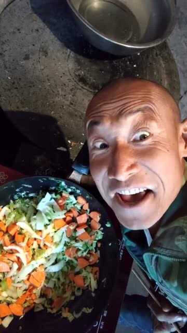 giao哥已经飘了唯有奥利给哥还接地气直播吃萝卜白菜