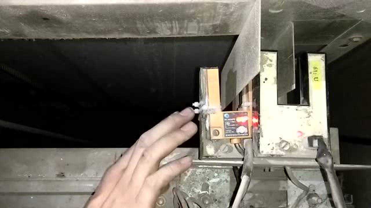 平层传感器安装通力光电电梯