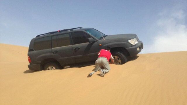 敦煌陷车事件惹争议,有心人害无心人,自驾出游到底该注意些什么?