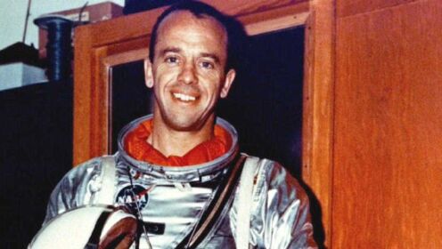 他是第一个进入太空的美国人！这次成功为之后的登月计划打下了基础！
