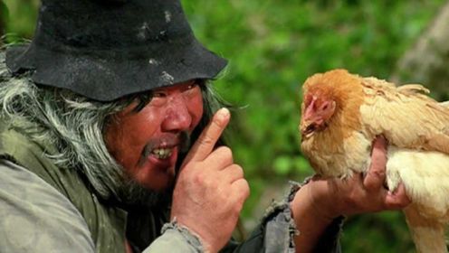动作片：老乞丐用酒糟米喂公鸡，将其宰杀吃下之后，打出的醉拳万夫莫敌