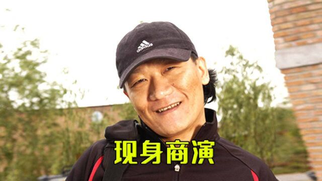 57岁谢东近现身商演,舞台简陋,演唱成名作《笑脸》