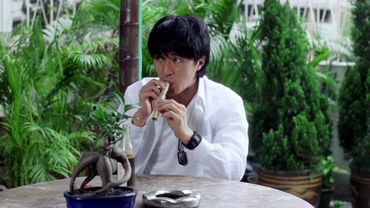 影视论抽烟只服达叔用根空竹棍都能抽出烟来旁边的星爷都看傻眼了