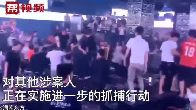 因敬酒问题起冲突,两伙人酒吧内互殴,监控记录下罪恶一幕!