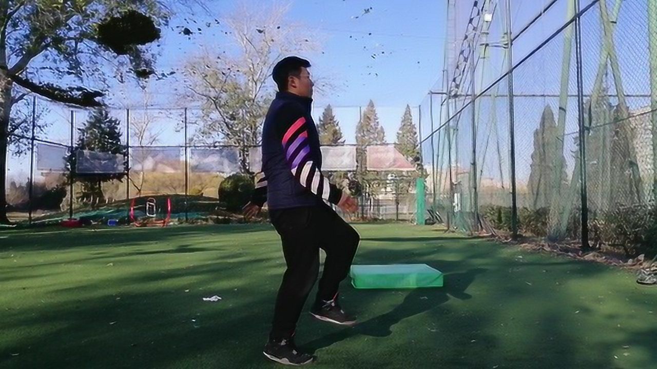 5.原地直膝踢腿跳