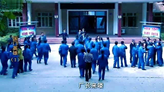 由于企业拖欠工资,工人们围堵办公大楼,市长亲自来做群众的工作!