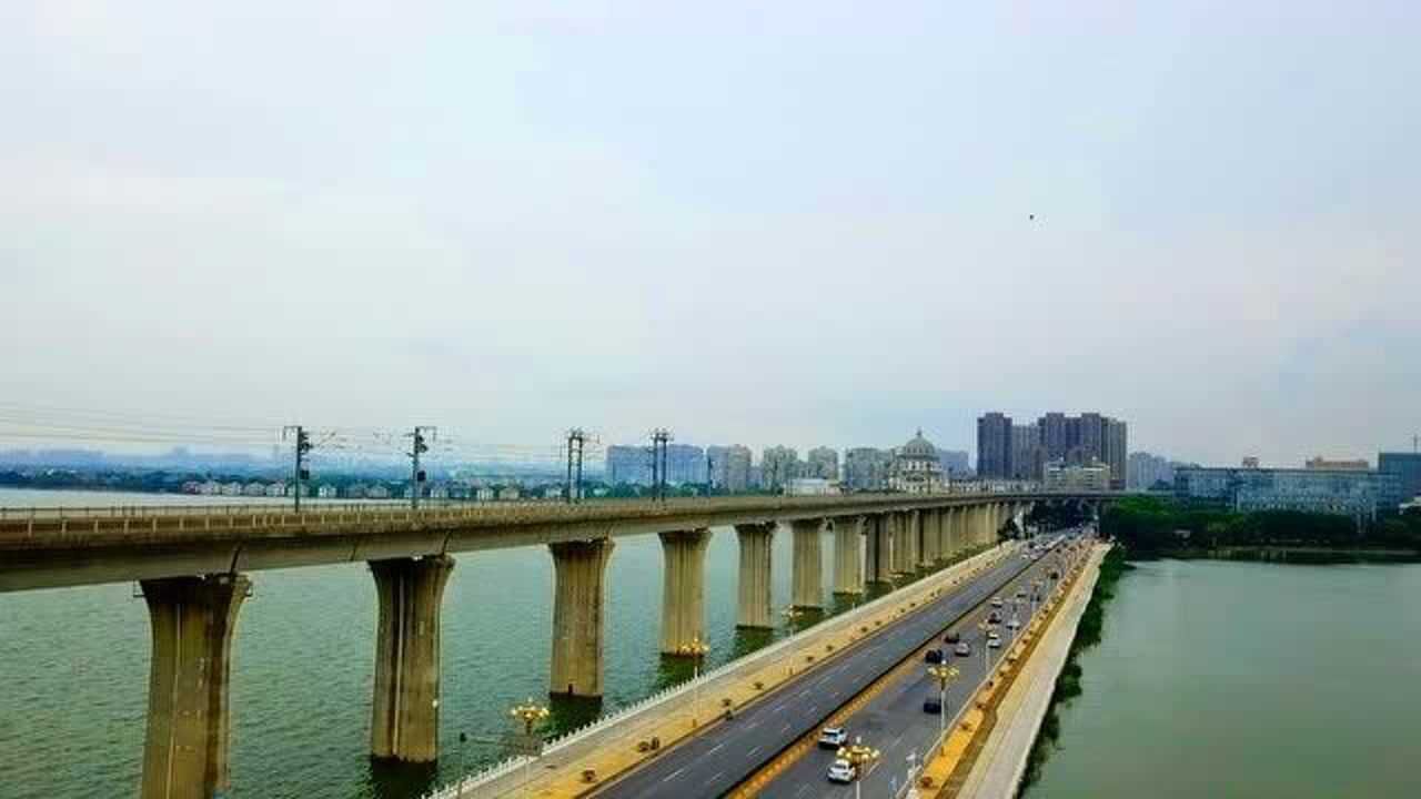 航拍武汉汤逊湖大桥,16年夏天那场暴雨被淹,交通中断了个把月!