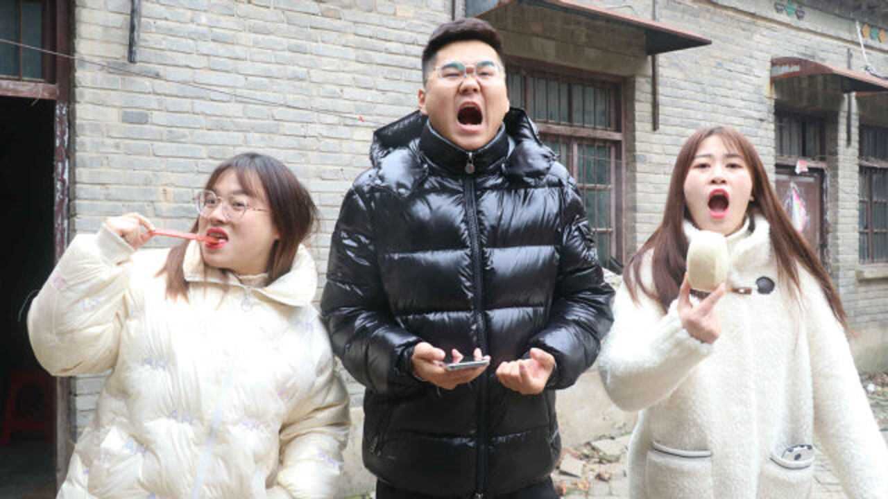 妯娌俩找老二借钱没想老二比俩人还穷仨人集体喝西北风