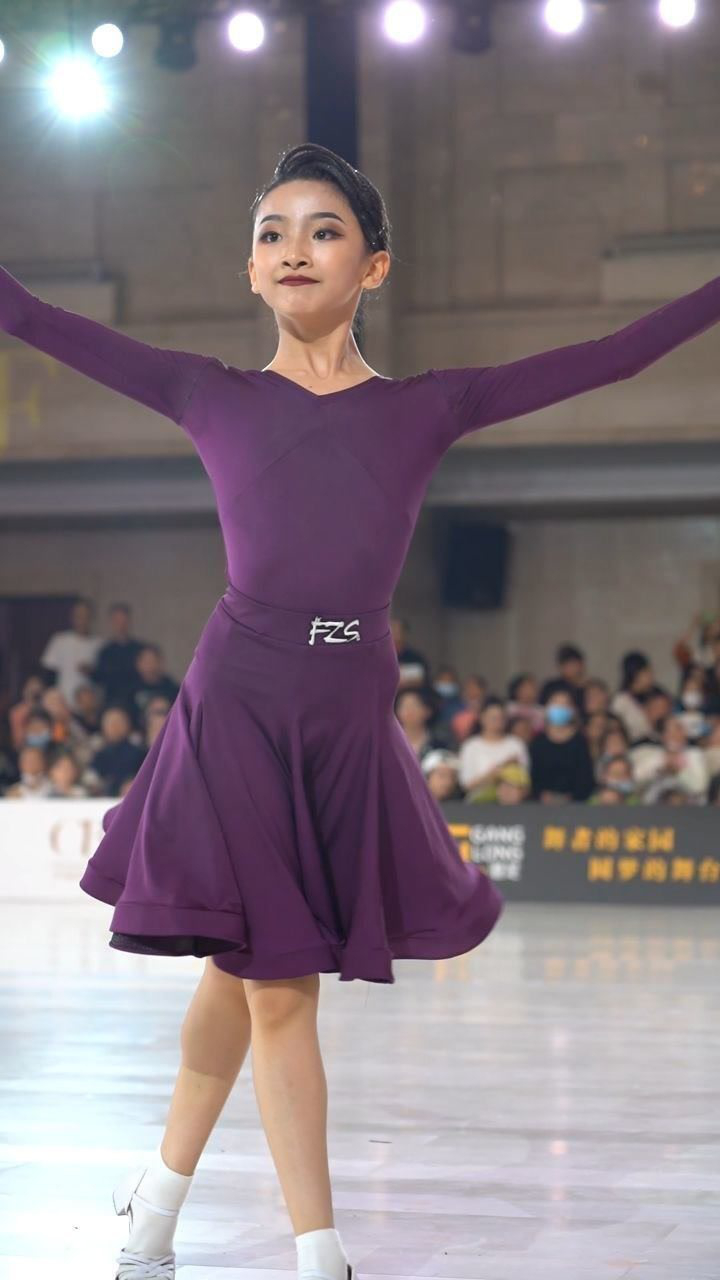 王梦瑶笑起来可真好看这个谢礼气质绝了表情到位