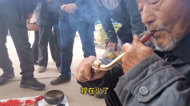 村里来个收古董钱币的,给81岁大爷的旱烟袋锅开价1000块,能卖吗