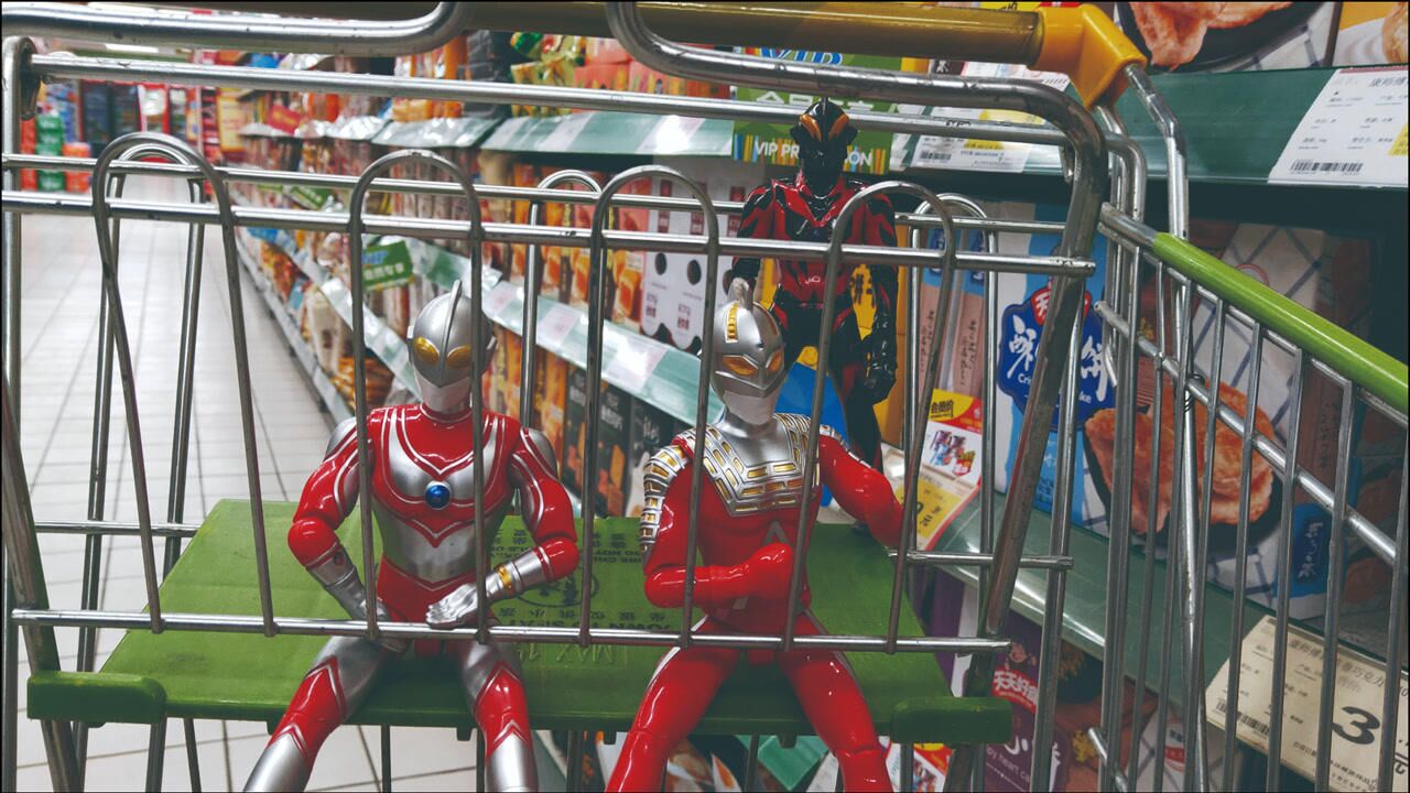 赛文杰克奥特曼戴口罩坐购物车去超市,买零食遇见贝利亚