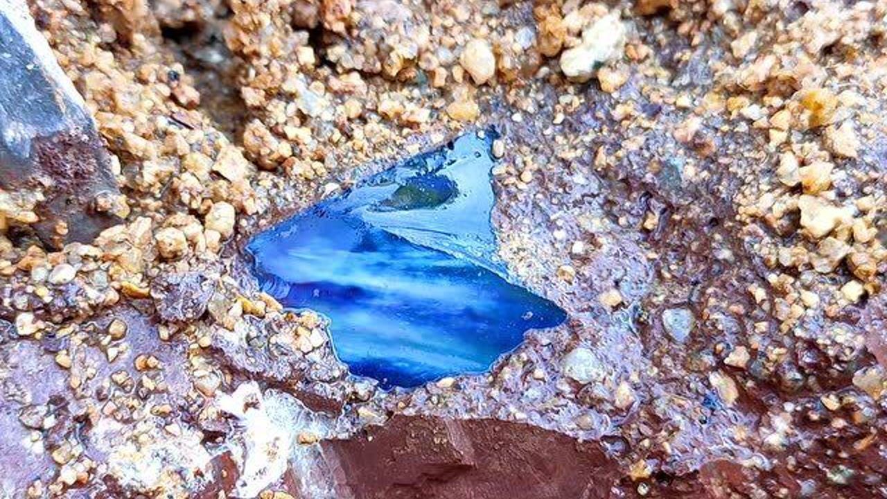 砸开大块火山岩石,意外发现蓝色的石头,通透光亮