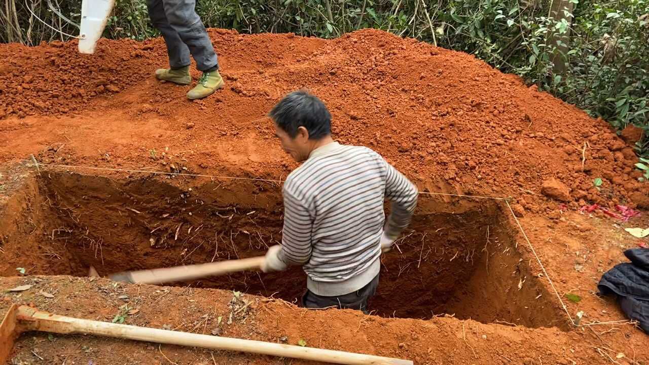 湖南农村方言剧村民帮90岁老人挖墓穴挣180元挺知足