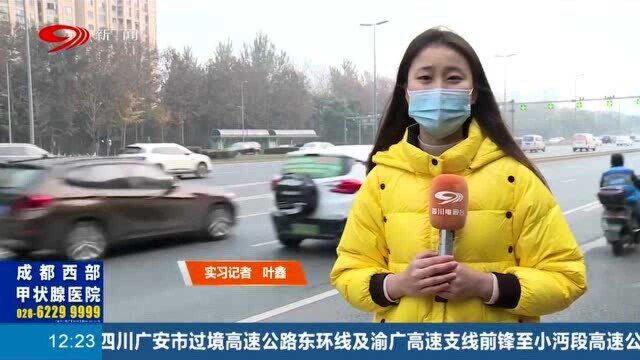 成都公交站多处玻璃破碎,市民:便民设施早就不能使用沦为摆设