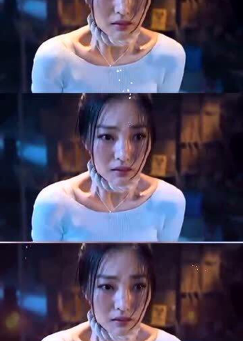 美女被胁迫站在冰块上,冻得直哆嗦了