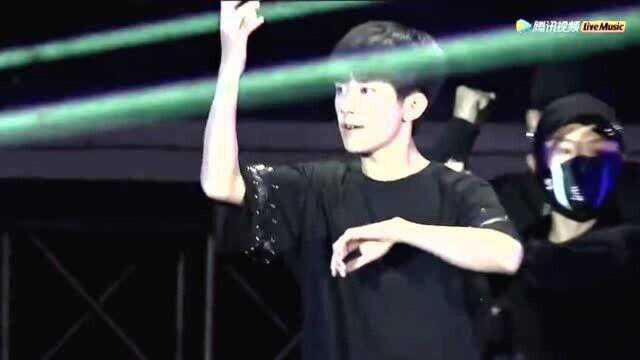 TFBOYS三周年单人solo,易烊千玺为了最后那个后空翻,摔了好多次